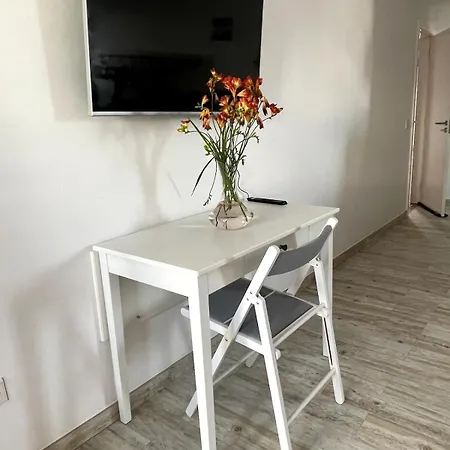 Spacious In Sunny Minutes To Apartman