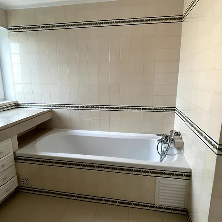 Spacious In Sunny Minutes To Апартаменты Лориньян
