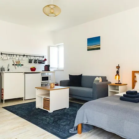 Spacious In Sunny Minutes To Апартаменты Лориньян