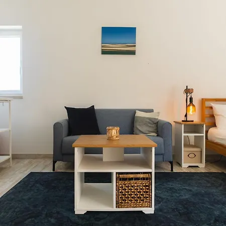 Spacious In Sunny Minutes To Апартаменты Лориньян