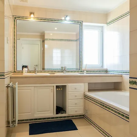 Spacious In Sunny Minutes To