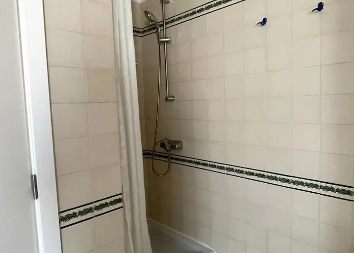 Spacious In Sunny Minutes To Appartamento *